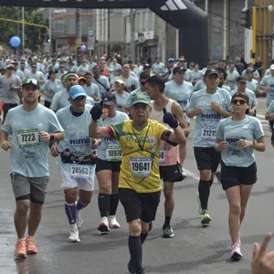 Grupo de corredores avanza por el circuito de la carrera en Bogotá.