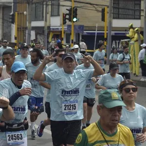 Runners recorren el trazado de la Media Maratón de Bogotá.