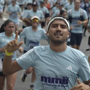 Participantes avanzan por las calles de la capital durante la carrera.