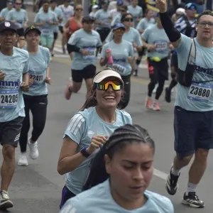 Atletas disfrutan el recorrido de la carrera por Bogotá.