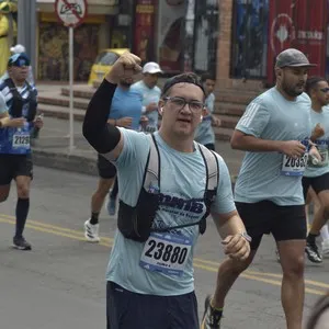 Corredoras participan en la competencia atlética de la capital colombiana.