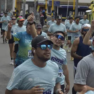 Grupo de atletas avanza durante la Media Maratón de Bogotá.