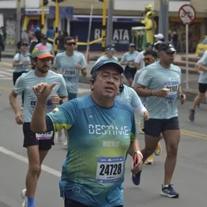 Corredores recorren el circuito de la carrera en Bogotá.