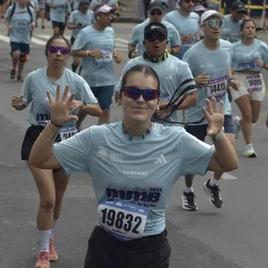 Participantes corren juntos durante la Media Maratón de Bogotá.