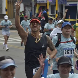 Corredoras recorren Bogotá durante la jornada de la carrera.