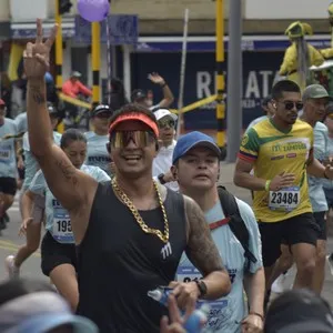 Runners participan en el recorrido urbano de la Media Maratón de Bogotá.