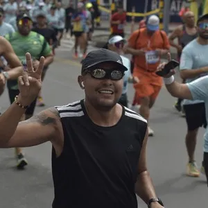 Atletas corren por Bogotá durante la jornada de la Media Maratón.