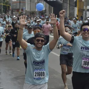 Participantes disfrutan el recorrido deportivo por las calles de Bogotá.