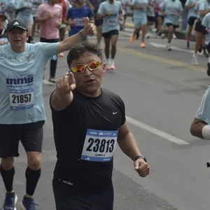 Corredoras completan parte del trazado de la Media Maratón de Bogotá.