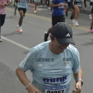 Atletas recorren las calles de Bogotá durante la carrera de 21K.