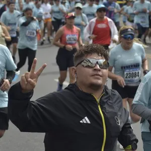 Corredores avanzan por el circuito de 21K en Bogotá.