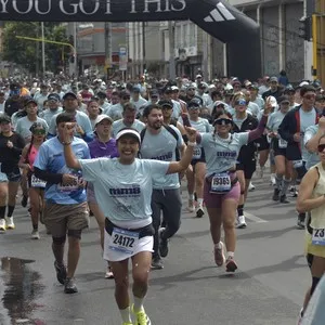 Participantes completan kilómetros de la carrera de 21K.