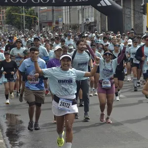Corredoras recorren el circuito de 21 kilómetros en Bogotá.