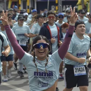 Grupo de atletas participa en la carrera de 21 kilómetros.