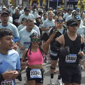 Corredores disfrutan el recorrido de 21K por Bogotá.
