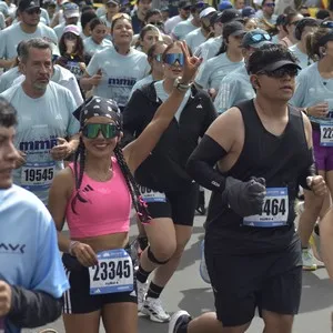 Atletas avanzan durante los 21K de la Media Maratón de Bogotá.