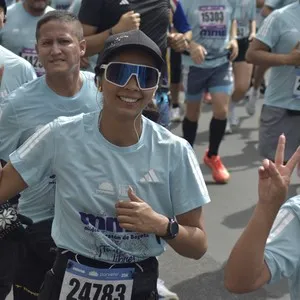 Participantes corren los 21 kilómetros de la competencia en Bogotá.