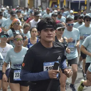 Corredoras completan kilómetros de la carrera de 21K.