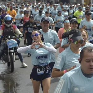 Grupo de corredores recorre las calles de Bogotá durante los 21K.