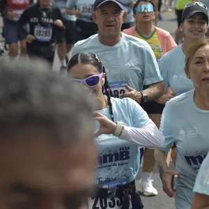 Runners avanzan por el circuito oficial de 21K.