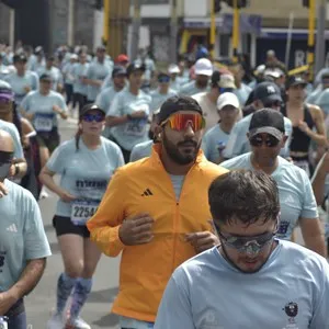 Corredores participan en los 21K de la jornada deportiva.