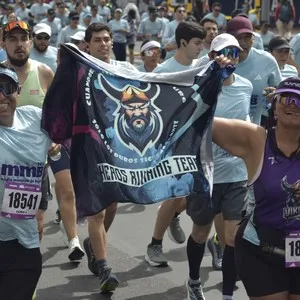 Participantes avanzan juntos durante la carrera de 21K en Bogotá.