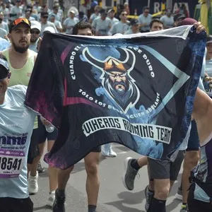 Corredoras disfrutan el recorrido de 21 kilómetros de la competencia.