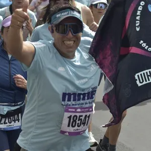 Grupo de runners corre durante la Media Maratón de Bogotá 21K.