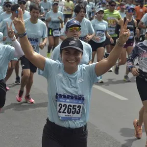 Atleta corre durante la carrera de 21K de la Media Maratón de Bogotá.
