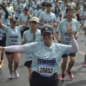 Corredora avanza por el circuito de 21K en Bogotá.