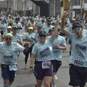 Atletas recorren juntos el circuito de 21K.