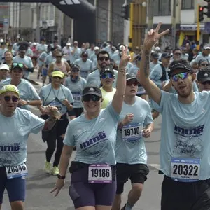 Corredoras avanzan durante la competencia de 21K en Bogotá.