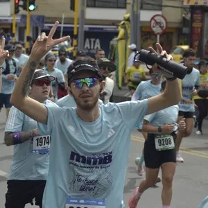 Runners completan kilómetros de la Media Maratón de Bogotá.