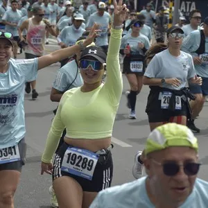 Participantes recorren Bogotá durante los 21 kilómetros de la carrera.