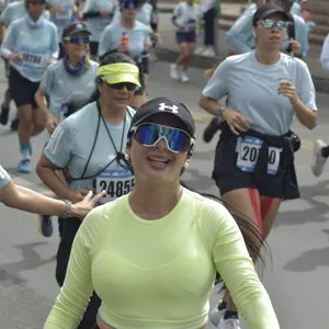 Grupo de atletas avanza por las calles durante los 21K.