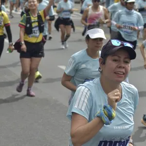 Corredores completan el circuito de 21K en la capital colombiana.