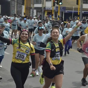 Atletas participan en la carrera de 21K por las calles de Bogotá.