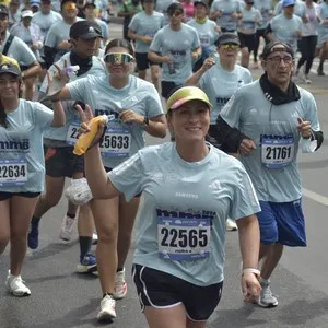 Corredores recorren el circuito de 10K de la Media Maratón de Bogotá.