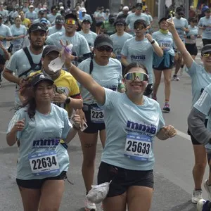 Atletas avanzan durante la carrera de 10 kilómetros en Bogotá.