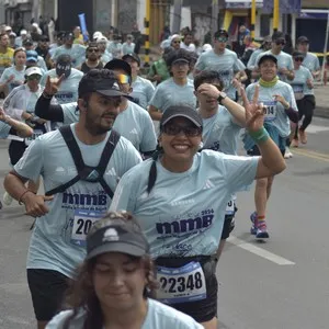 Participantes corren por las calles de Bogotá durante los 10K.