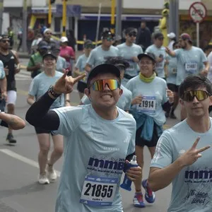 Corredoras completan kilómetros de la carrera de 10K.