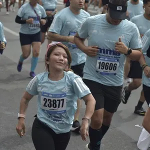 Runners recorren el circuito de 10 kilómetros en Bogotá.