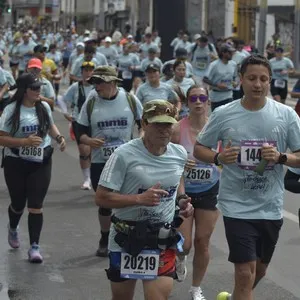 Grupo de atletas participa en los 10K de la Media Maratón de Bogotá.