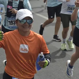 Corredores avanzan juntos durante la competencia de 10K.