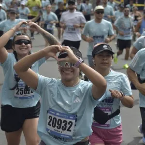 Corredoras avanzan por el recorrido oficial de 10K.