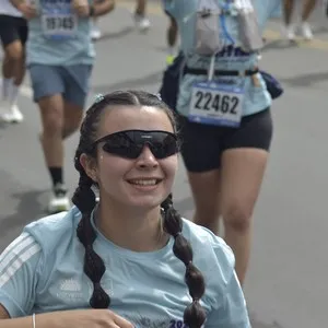 Grupo de corredores recorre Bogotá durante la carrera de 10K.