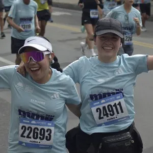 Corredores afrontan el recorrido de 10 kilómetros en Bogotá.