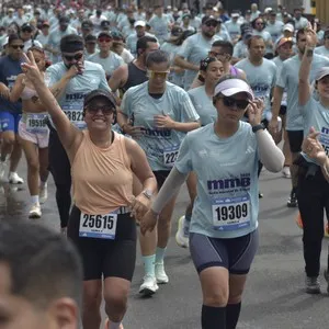 Participantes avanzan durante la jornada de 10K de la Media Maratón.