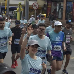 Corredoras disfrutan la competencia de 10K en Bogotá.