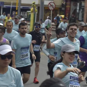 Grupo de atletas completa kilómetros de la carrera de 10K.